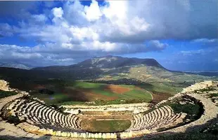 sicily_segesta_theatre_outview_center1_500x323.webp